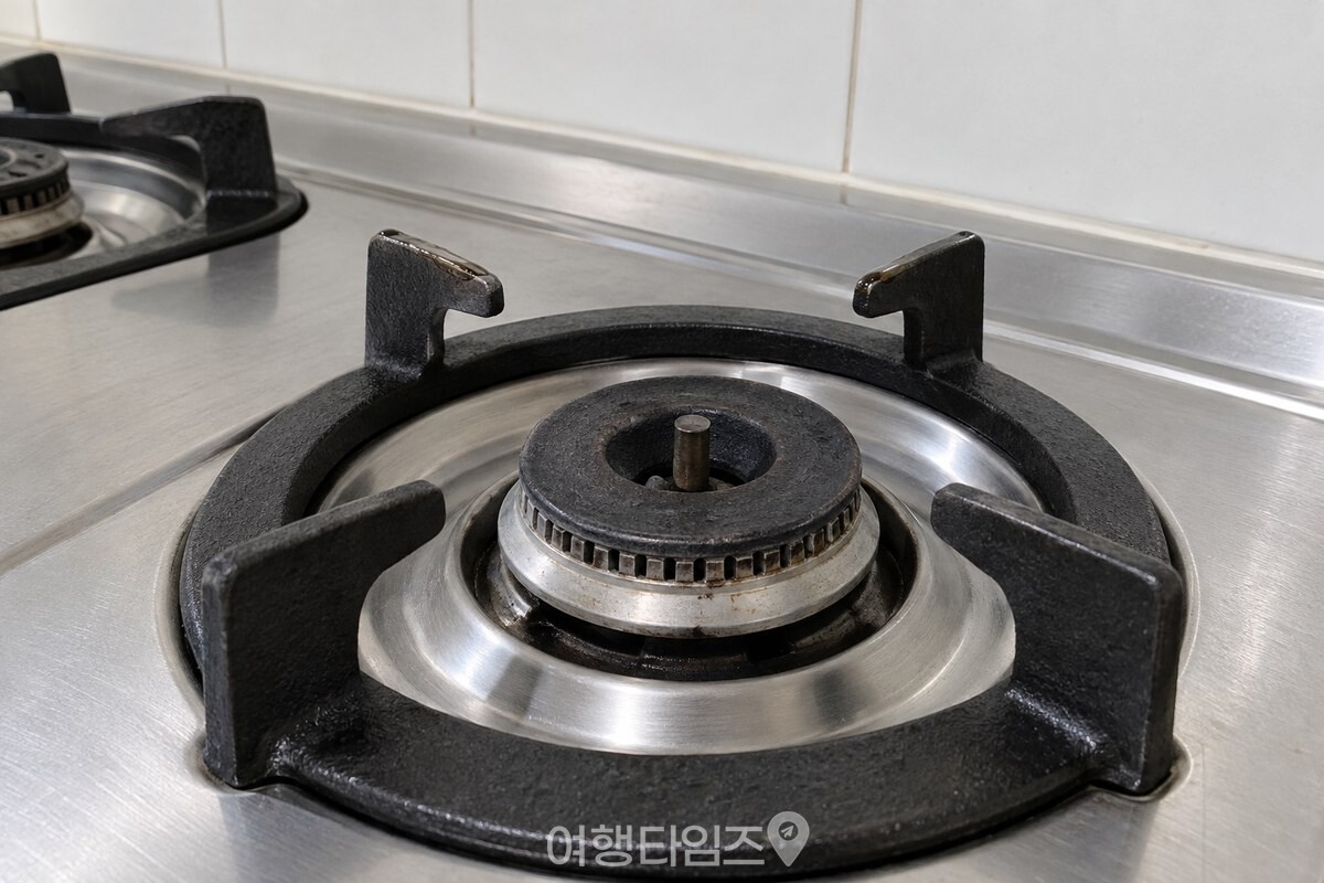 갈퀴 끝 일부에 옅은 기름막이 남은 검은 삼발이 / 기사 이해를 돕기 위한 생성형 이미지