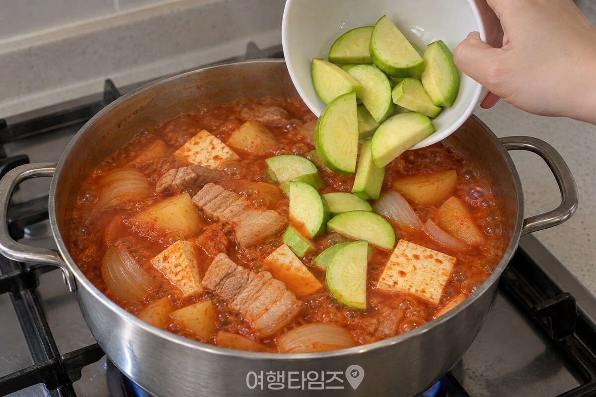 애호박을 넣어 끓이는 고추장찌개 / 기사 이해를 돕기 위한 생성형 이미지
