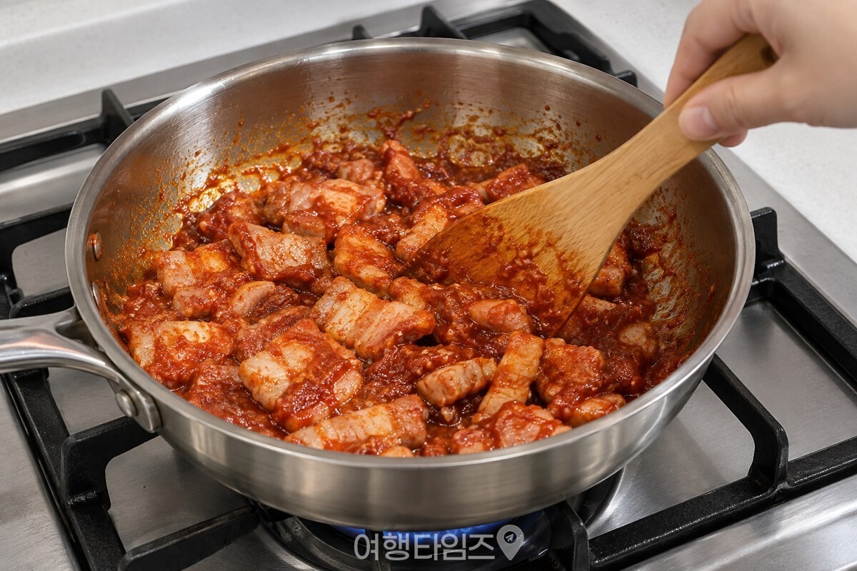 고추장이 고루 묻은 삼겹살을 볶는 모습 / 기사 이해를 돕기 위한 생성형 이미지