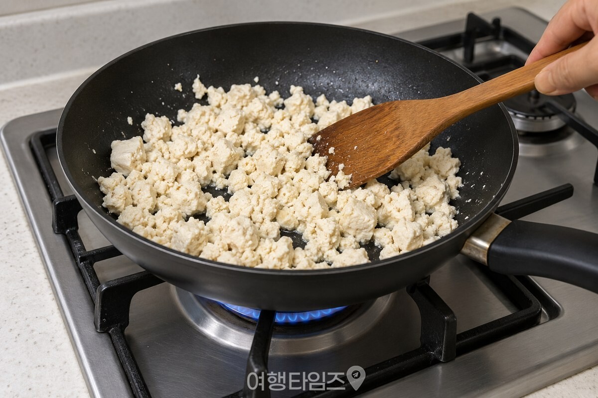 마른 팬에서 부슬부슬하게 볶아지는 으깬 두부 / 기사 이해를 돕기 위한 생성형 이미지