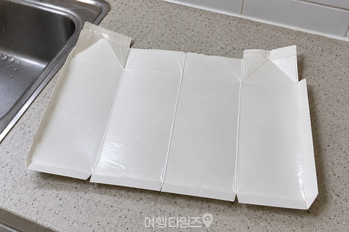 안쪽 코팅면이 보이도록 펼쳐 둔 우유팩 / 기사 이해를 돕기 위한 생성형 이미지