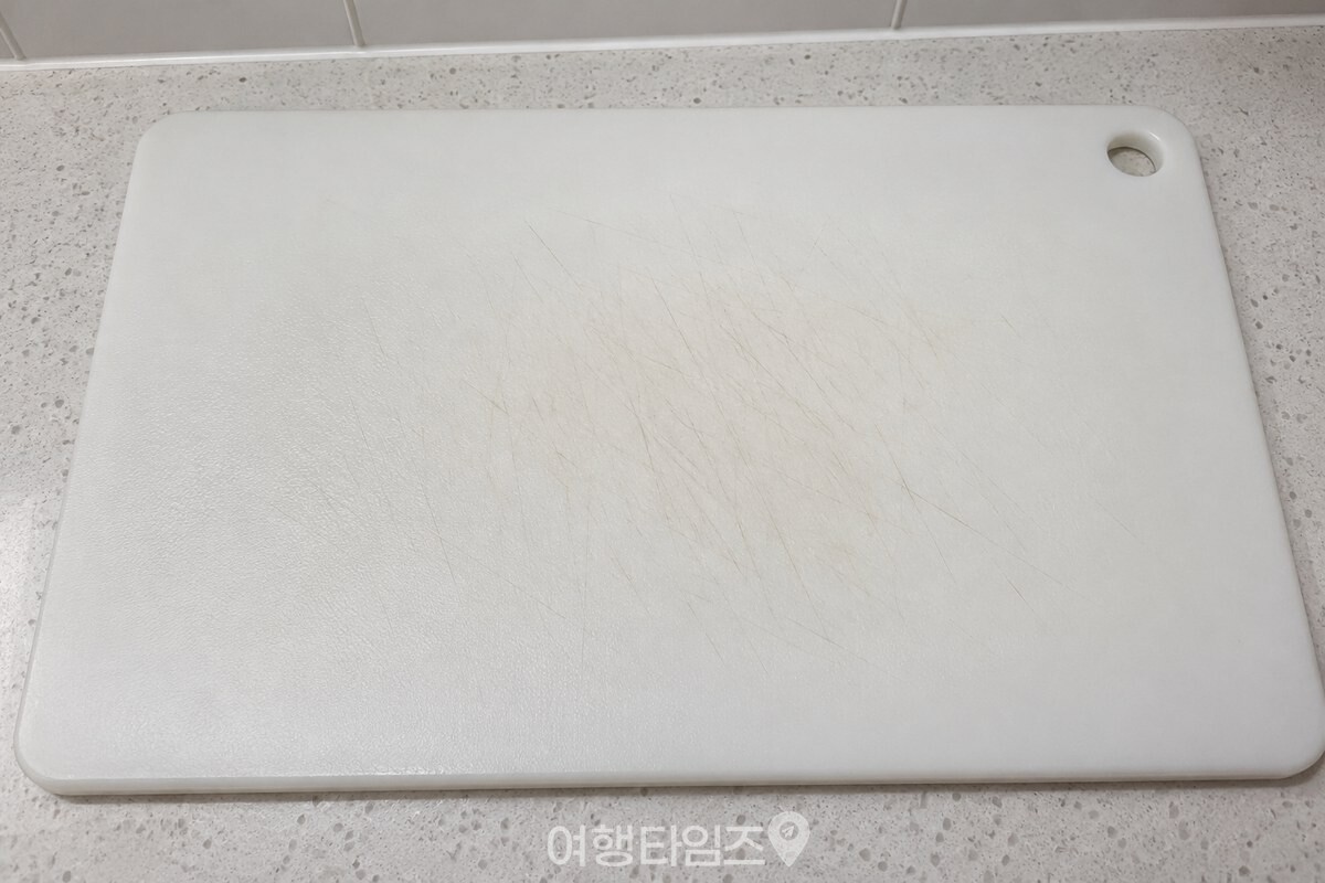 가는 칼자국이 보이는 흰색 플라스틱 도마 표면 / 기사 이해를 돕기 위한 생성형 이미지
