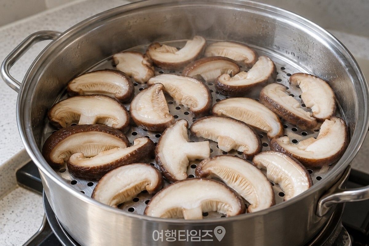 김이 오른 찜기 위에 펼쳐 놓은 표고버섯 / 기사 이해를 돕기 위한 생성형 이미지