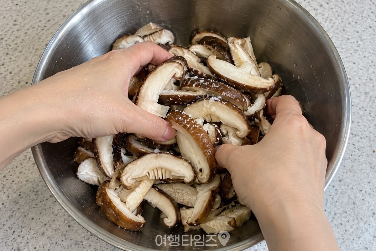소금을 뿌린 표고버섯을 가볍게 버무리는 손 / 기사 이해를 돕기 위한 생성형 이미지