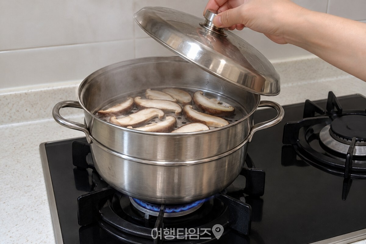 몸 반대쪽으로 찜기 뚜껑을 여는 손 / 기사 이해를 돕기 위한 생성형 이미지