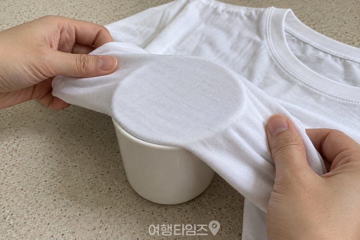 컵 입구에 팽팽하게 걸친 흰 티셔츠 얼룩 부분 / 기사 이해를 돕기 위한 생성형 이미지