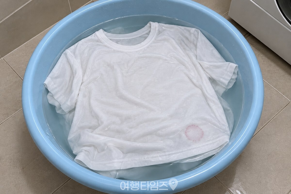 과탄산소다 물에 펼쳐 담근 흰 면 티셔츠 / 기사 이해를 돕기 위한 생성형 이미지