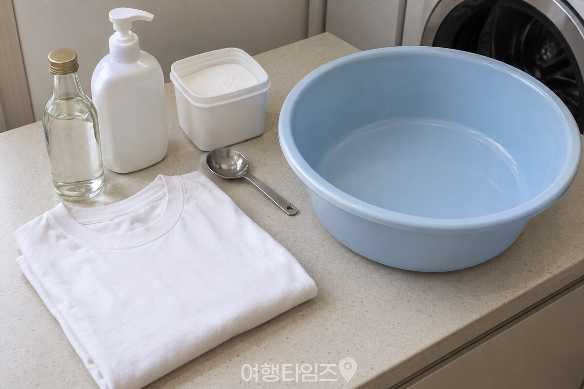 흰 면 티셔츠와 식초·액체 세제·과탄산소다를 준비한 모습 / 기사 이해를 돕기 위한 생성형 이미지