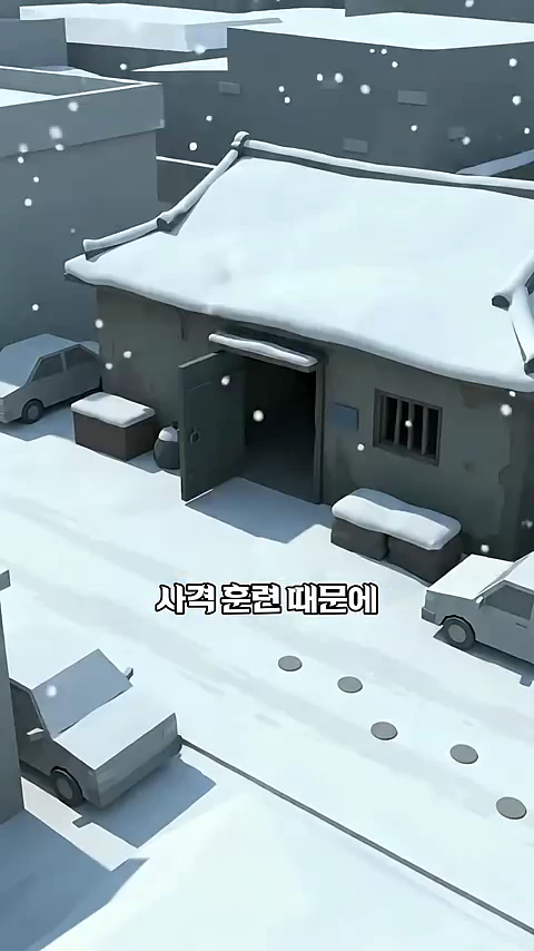 눈이 내리는 마을에 기와집 형태의 건물이 있고 자동차들이 주차되어 있는 3D 애니메이션 스타일의 장면.