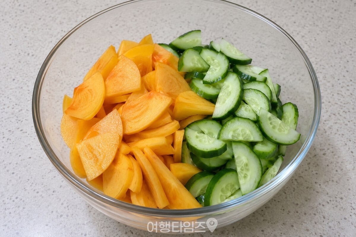 얇게 썬 단감과 오이를 담은 큰 유리 그릇 / 기사 이해를 돕기 위한 생성형 이미지
