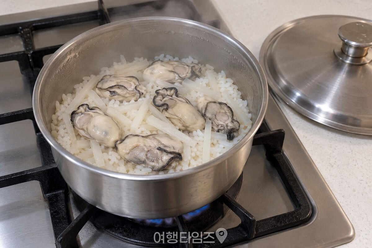 쌀 위에 올린 무채와 굴이 익어 가는 냄비 / 기사 이해를 돕기 위한 생성형 이미지