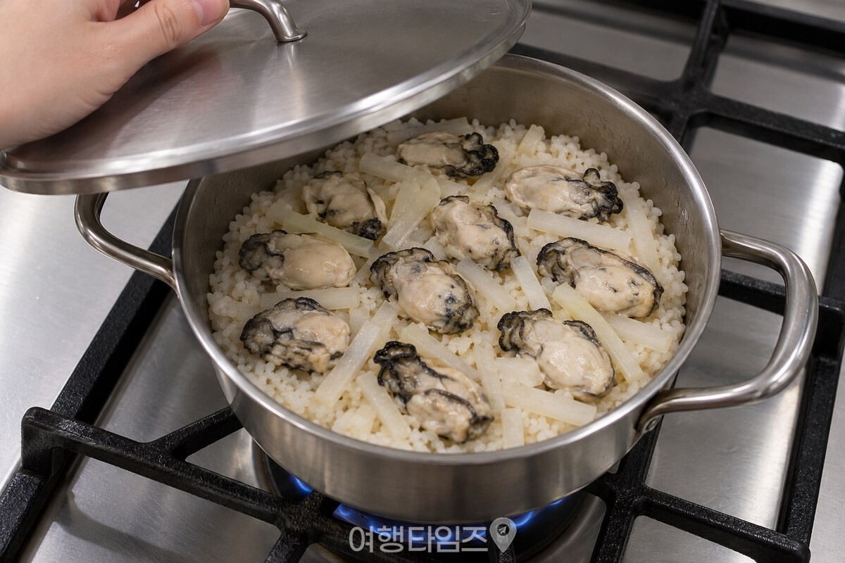 무채 위에 고루 펼쳐 올린 굴과 냄비 뚜껑 / 기사 이해를 돕기 위한 생성형 이미지