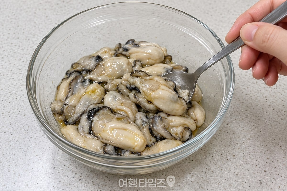 참기름을 얇게 버무린 물기 뺀 생굴 / 기사 이해를 돕기 위한 생성형 이미지