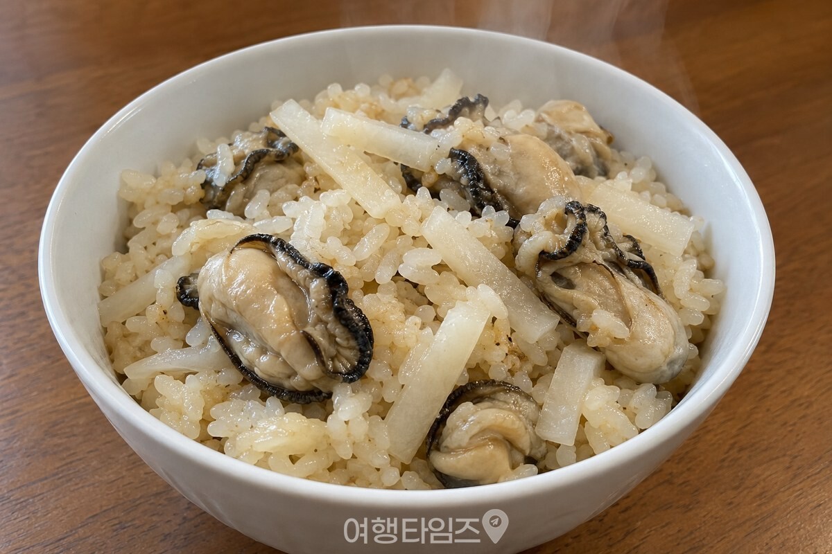 무채와 통통한 굴이 올려진 완성 굴밥 / 기사 이해를 돕기 위한 생성형 이미지