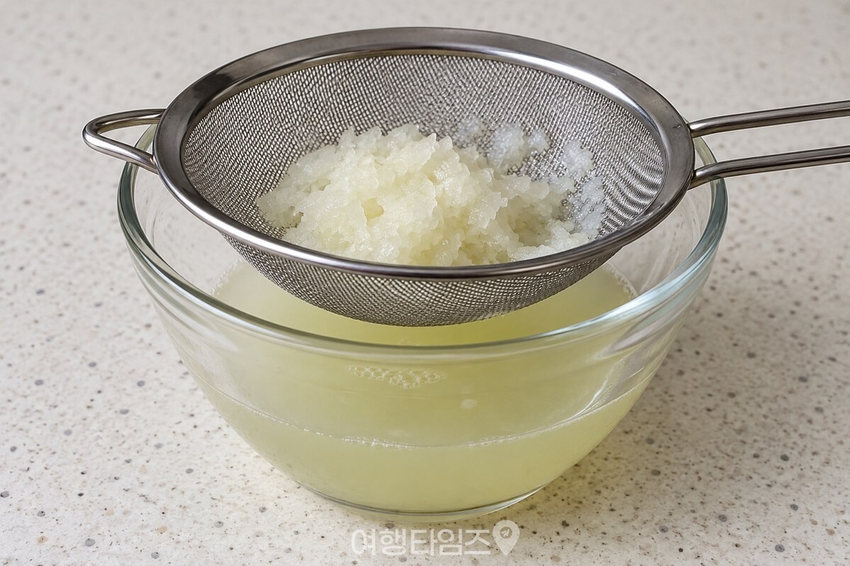 고운 체에 걸러 맑게 받은 양파즙 / 기사 이해를 돕기 위한 생성형 이미지