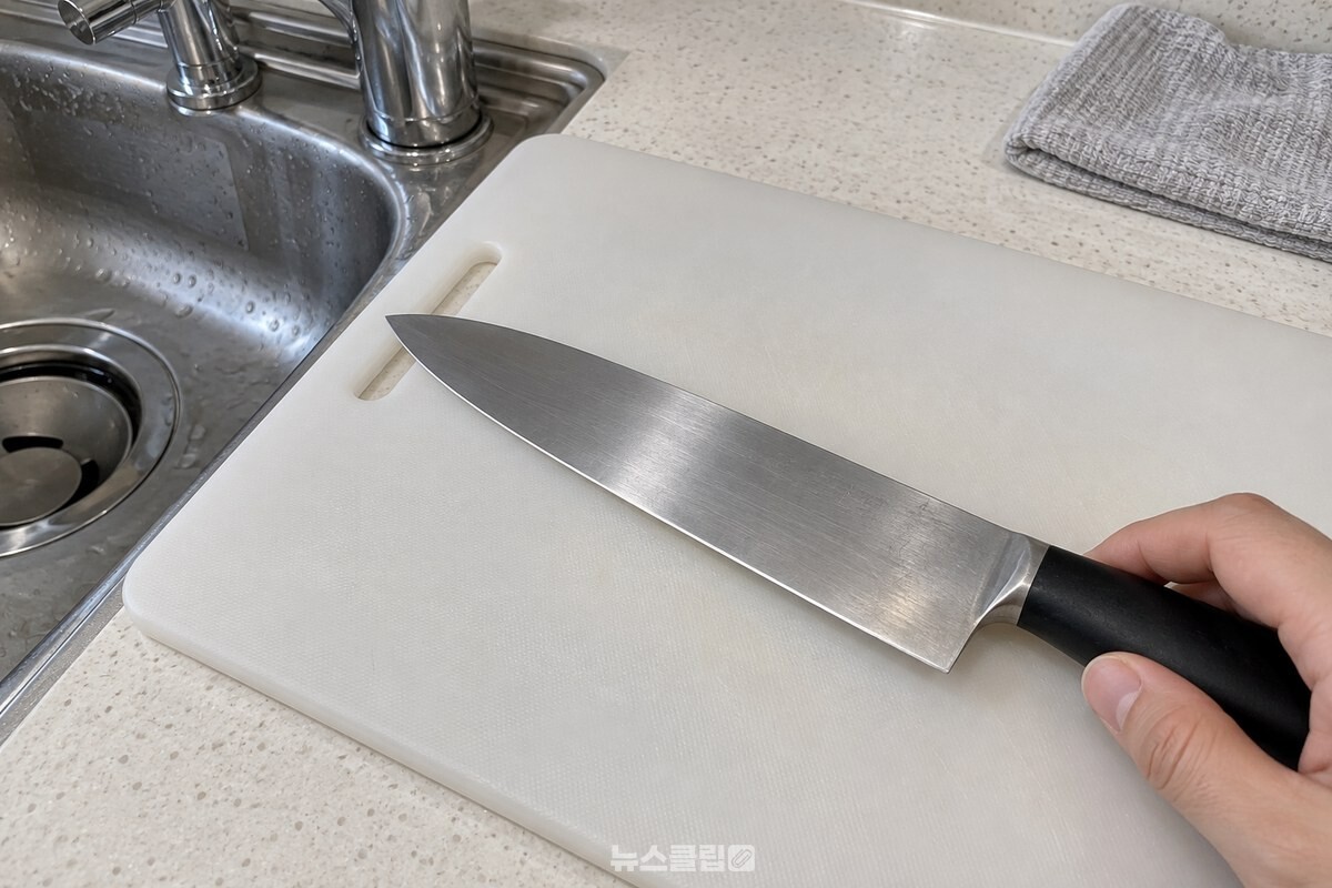 칼 옆면을 확인하는 깨끗한 주방 작업대의 모습 / 기사 이해를 돕기 위한 생성형 이미지
