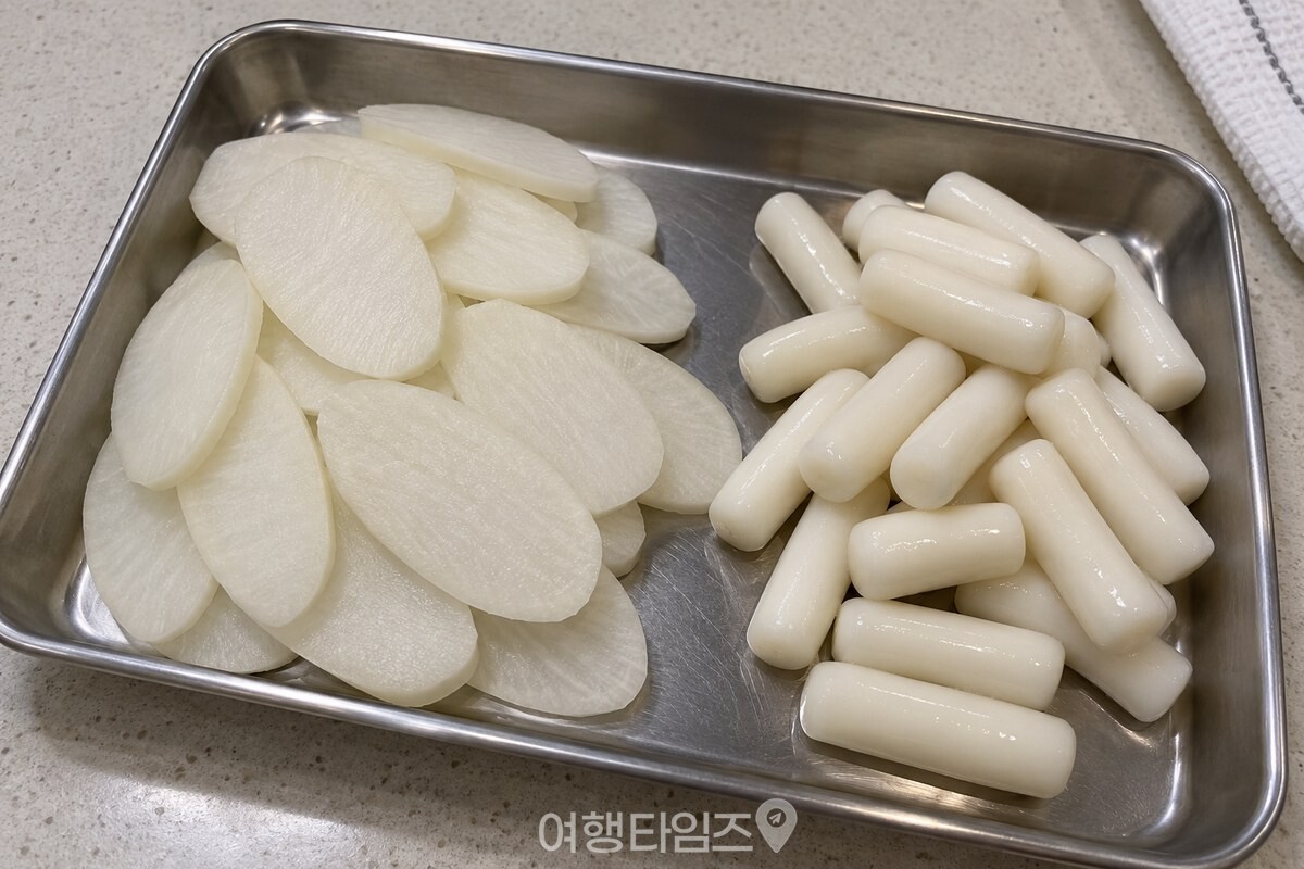 결을 따라 얇게 썬 무와 씻어 둔 떡 / 기사 이해를 돕기 위한 생성형 이미지