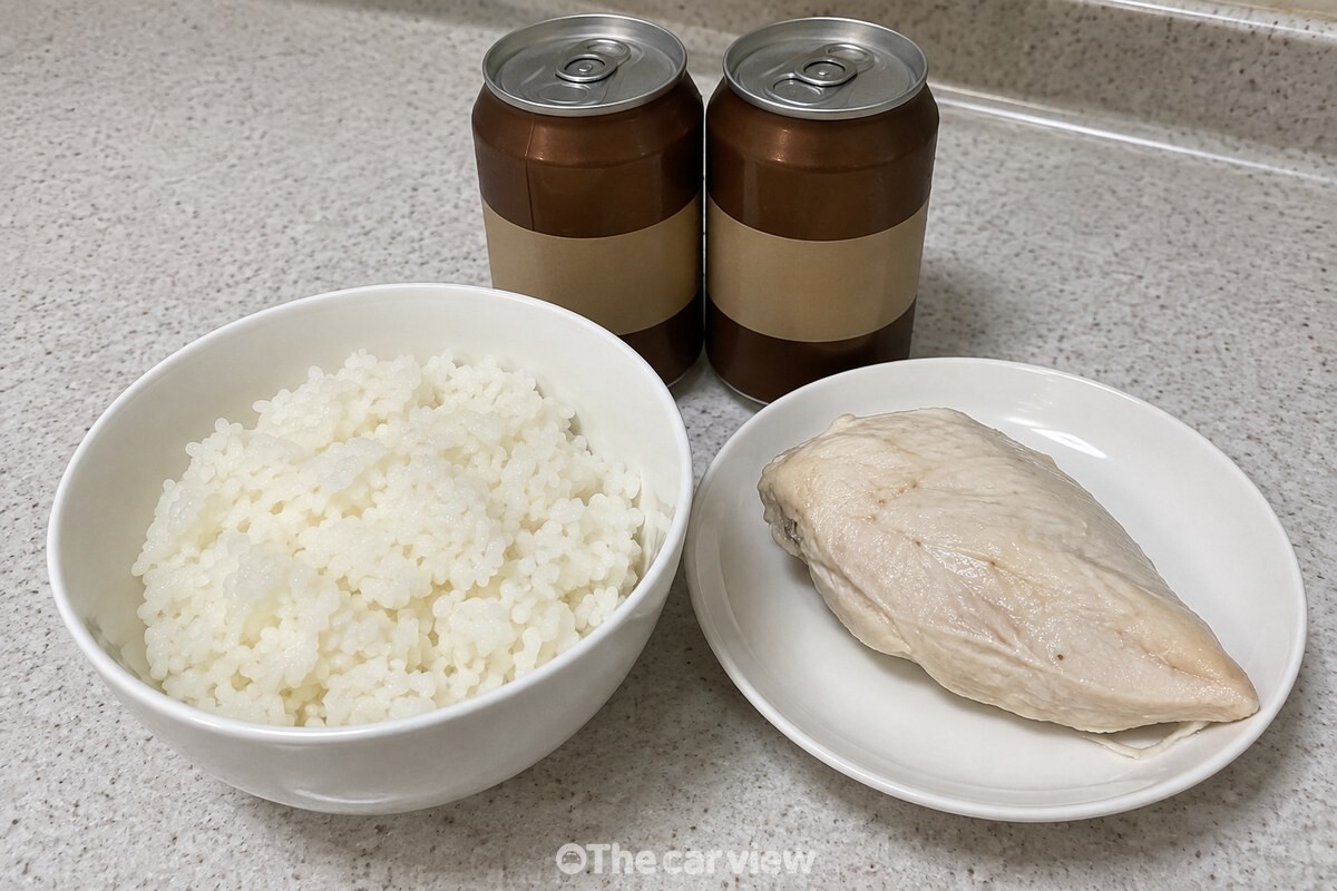 익힌 닭가슴살과 밥, 한방음료 두 캔을 준비한 모습 / 기사 이해를 돕기 위한 생성형 이미지