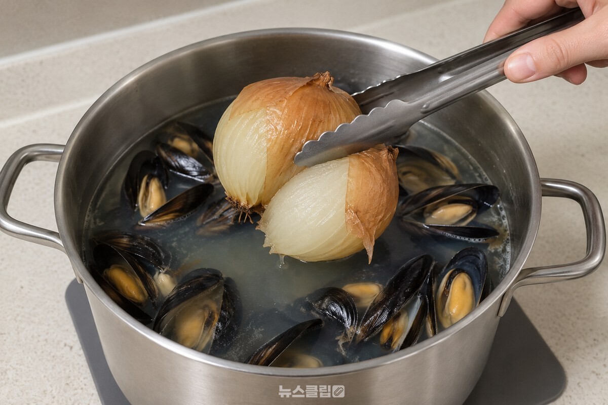 국물 맛을 본 뒤 양파를 건져 내는 모습 / 기사 이해를 돕기 위한 생성형 이미지