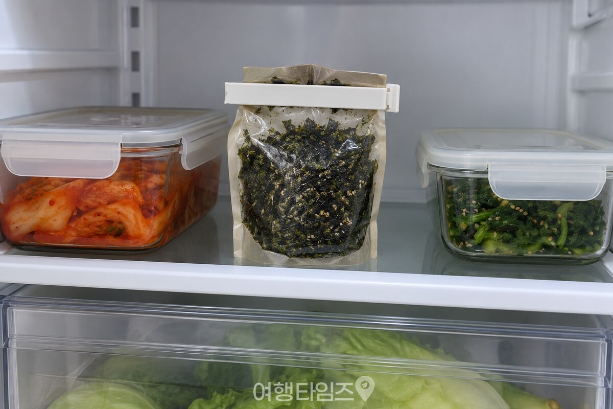 냉장실 선반 위 반찬통 사이에 놓인 김가루 봉지 / 기사 이해를 돕기 위한 생성형 이미지