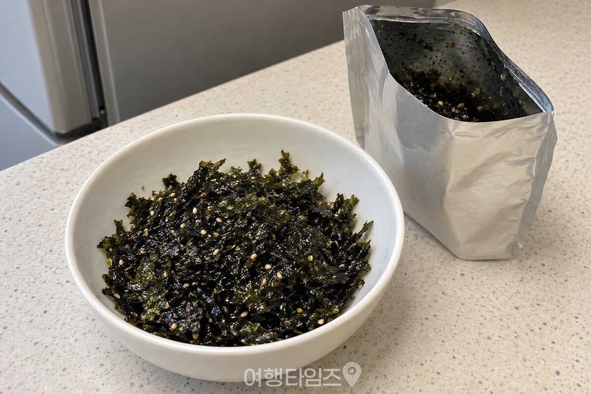 작은 그릇에 담긴 김가루와 옆에 놓인 개봉 봉지 / 기사 이해를 돕기 위한 생성형 이미지
