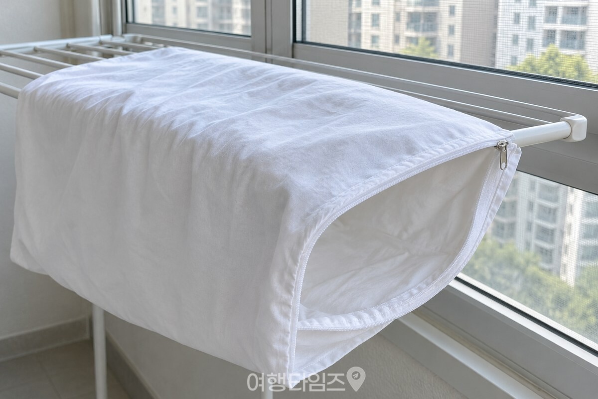 지퍼를 활짝 열어 널어 둔 흰 베개 커버 / 기사 이해를 돕기 위한 생성형 이미지