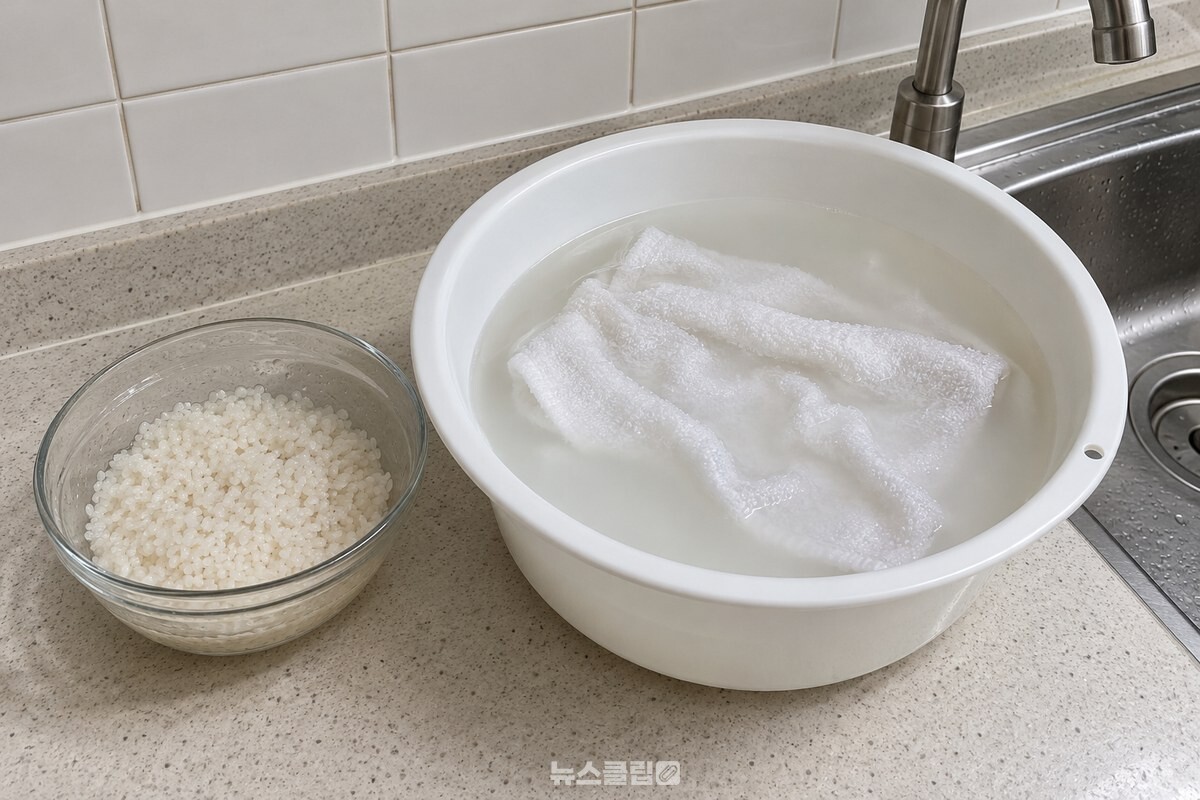 쌀을 헹군 뒤 뿌옇게 받은 쌀뜨물과 흰 행주 / 기사 이해를 돕기 위한 생성형 이미지