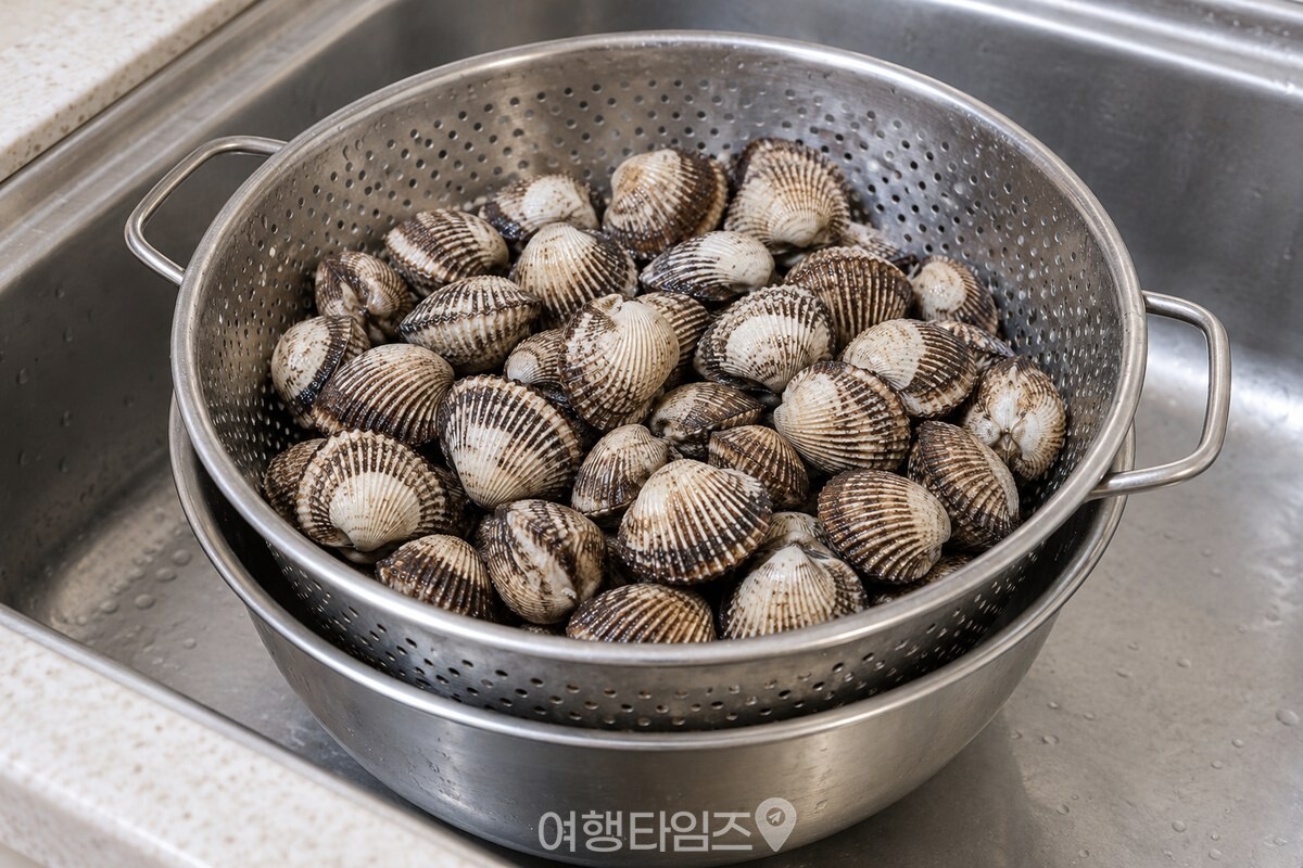 체에 밭쳐 물기를 뺀 손질 꼬막 / 기사 이해를 돕기 위한 생성형 이미지