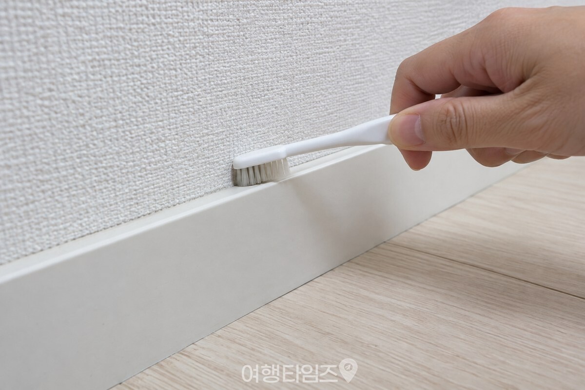마른 칫솔모가 걸레받이와 벽 사이 좁은 선에 닿은 모습 / 기사 이해를 돕기 위한 생성형 이미지