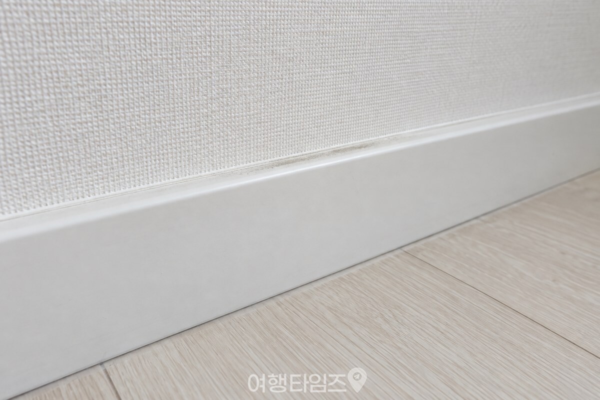 걸레받이 윗면 한 곳에만 옅은 먼지 띠가 남은 모습 / 기사 이해를 돕기 위한 생성형 이미지