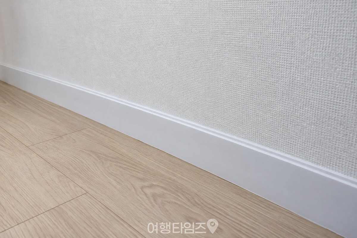 깨끗하게 정리된 거실 벽 아래 걸레받이 모습 / 기사 이해를 돕기 위한 생성형 이미지
