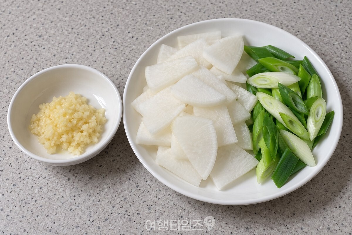 나박 썬 무와 어슷 썬 대파, 작은 그릇의 다진 마늘 / 기사 이해를 돕기 위한 생성형 이미지