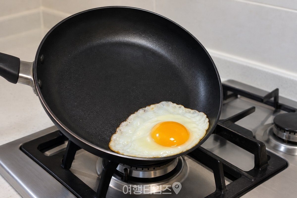 달걀프라이가 붙지 않는 깨끗한 코팅 프라이팬 / 기사 이해를 돕기 위한 생성형 이미지