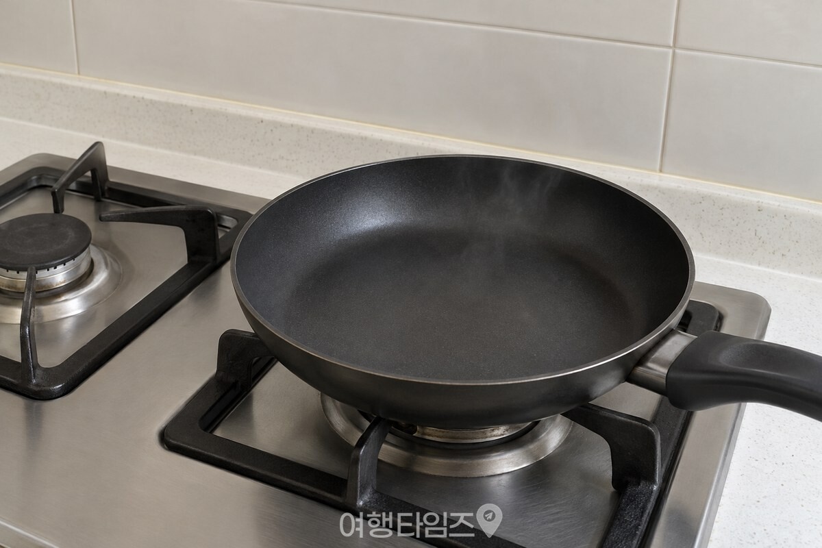 가스레인지 위에서 열기를 식히는 프라이팬 / 기사 이해를 돕기 위한 생성형 이미지