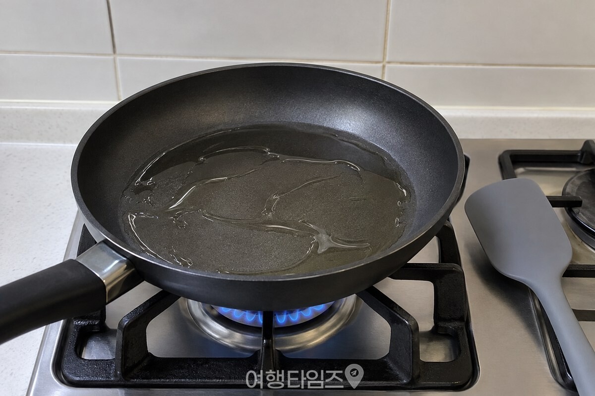 중불에서 기름을 얇게 두른 프라이팬과 실리콘 뒤집개 / 기사 이해를 돕기 위한 생성형 이미지