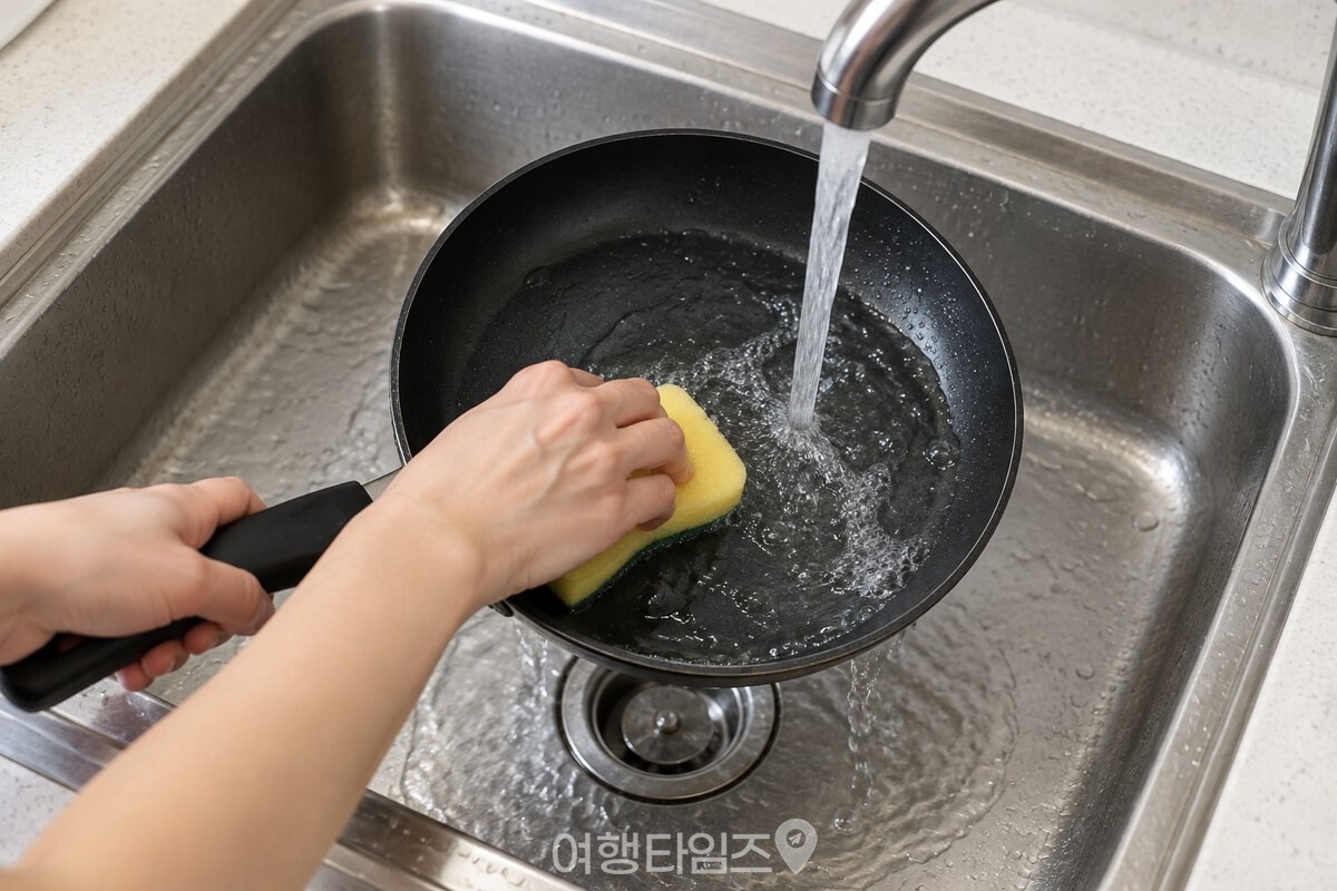 미지근한 물과 부드러운 스펀지로 프라이팬을 닦는 모습 / 기사 이해를 돕기 위한 생성형 이미지
