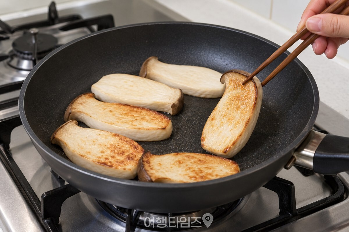한쪽 면이 갈색으로 익어 뒤집을 새송이버섯 / 기사 이해를 돕기 위한 생성형 이미지