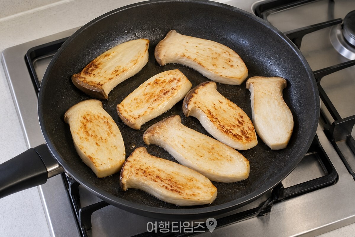 겹치지 않게 한 겹으로 펼쳐 구운 새송이버섯 / 기사 이해를 돕기 위한 생성형 이미지