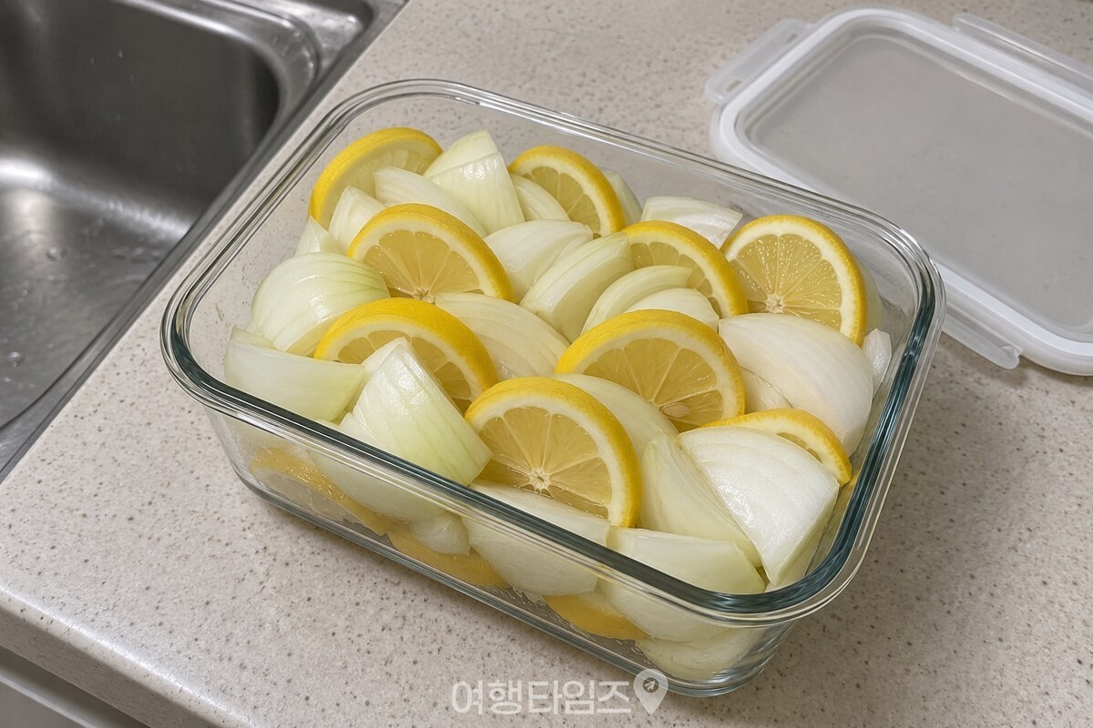 한입 크기 양파와 얇은 레몬 조각을 담은 밀폐용기 / 기사 이해를 돕기 위한 생성형 이미지