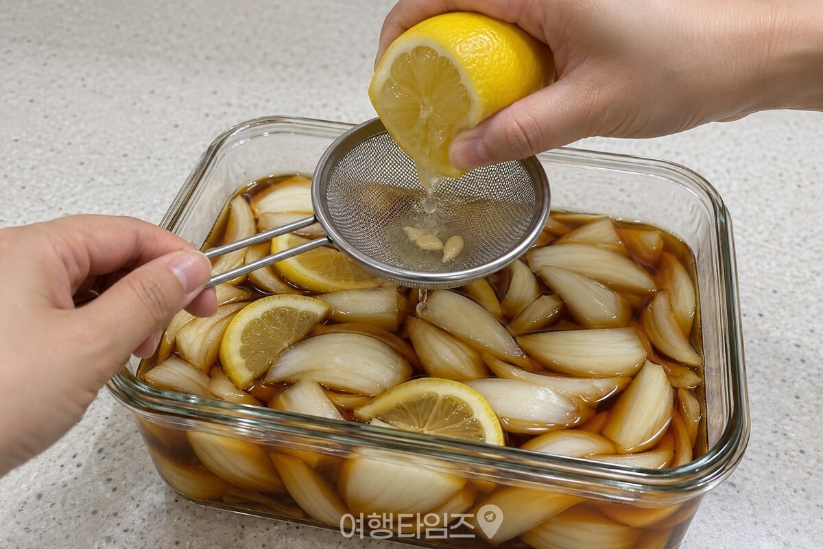 체에 받친 레몬즙을 양파장아찌에 짜 넣는 모습 / 기사 이해를 돕기 위한 생성형 이미지