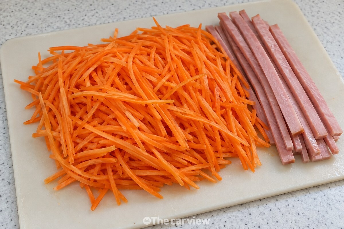 가늘게 채 썬 당근과 길게 썬 김밥용 햄 / 기사 이해를 돕기 위한 생성형 이미지