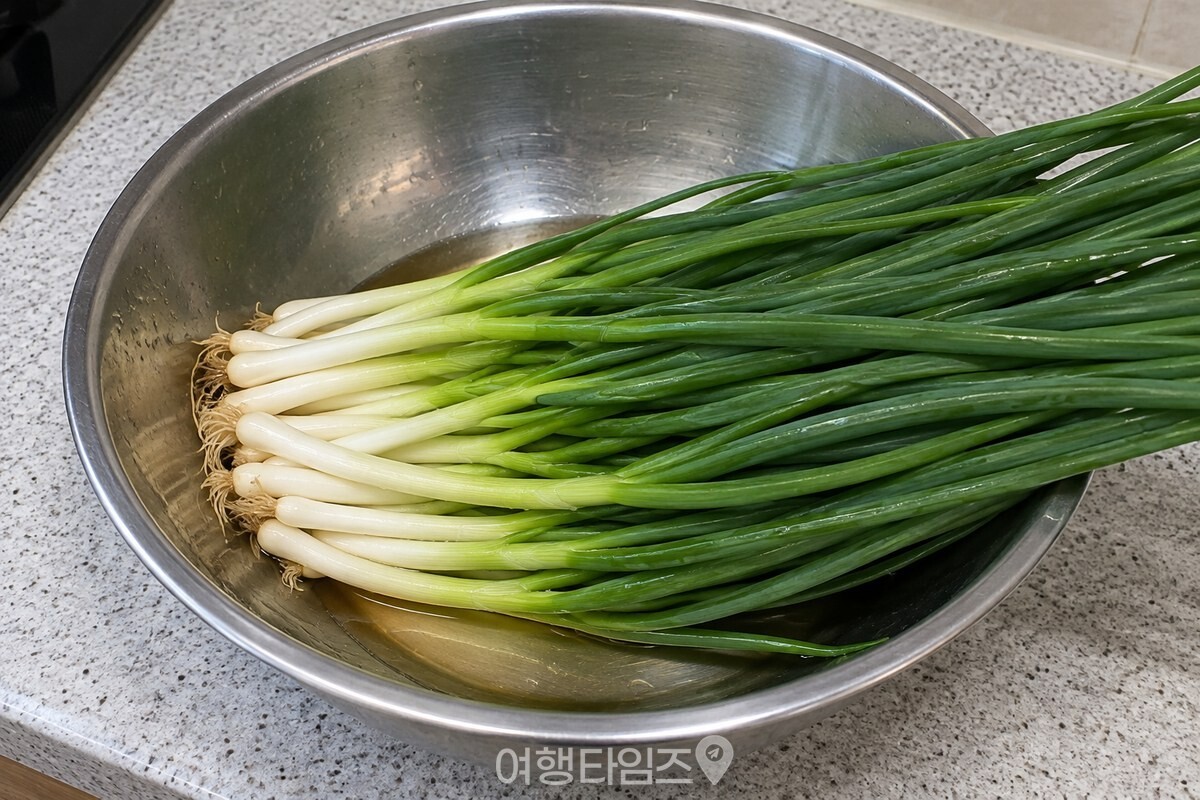 넓은 스테인리스 그릇에 뿌리 쪽을 모아 둔 쪽파 / 기사 이해를 돕기 위한 생성형 이미지