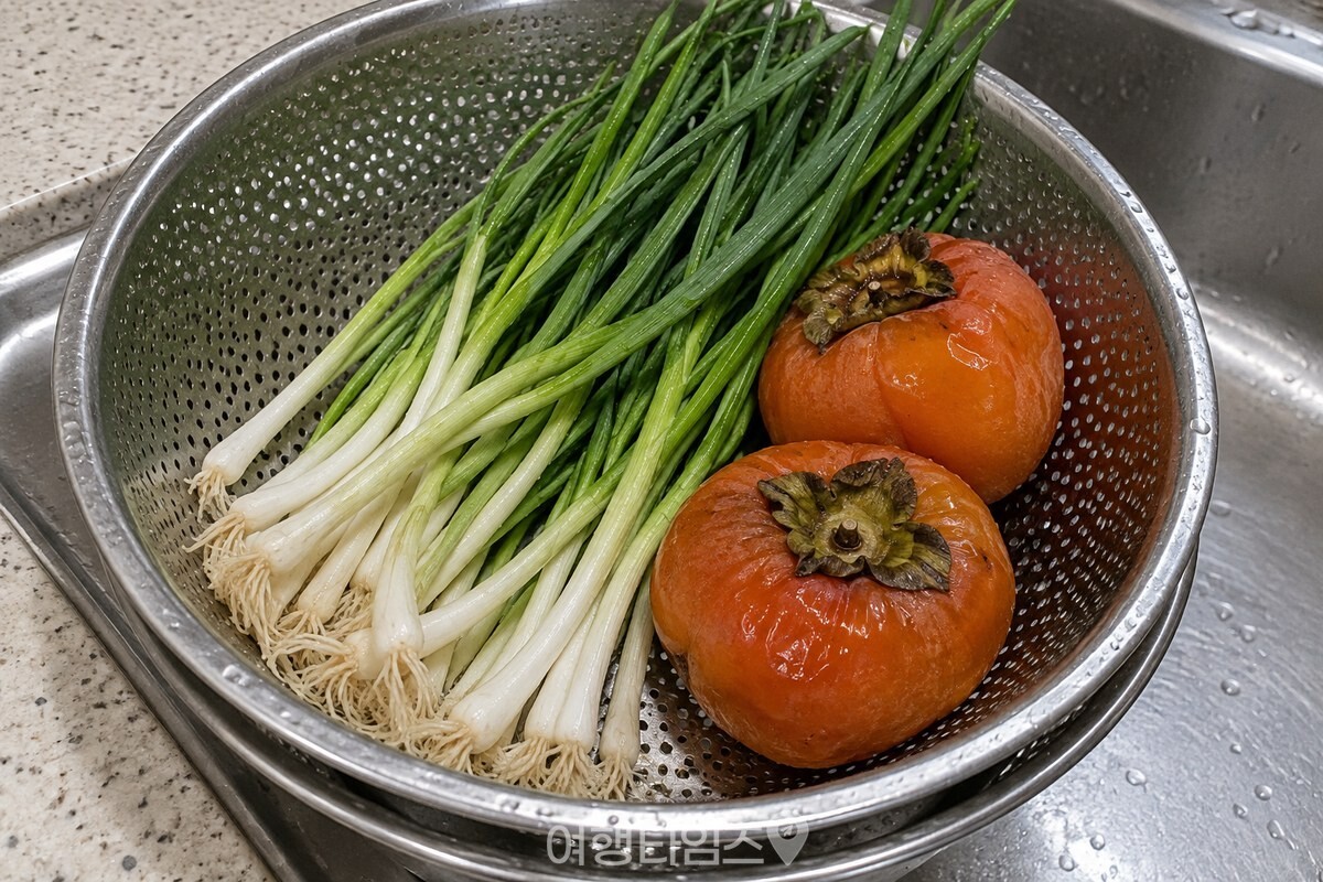 채반에서 물기를 빼는 손질한 쪽파와 말랑한 홍시 / 기사 이해를 돕기 위한 생성형 이미지