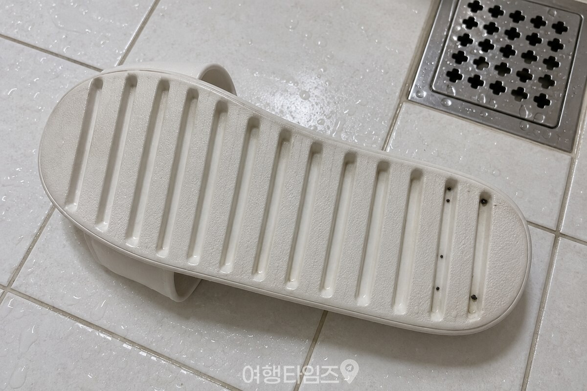 바닥 물 빠짐 홈이 보이게 뒤집어 놓은 흰색 고무 욕실화 / 기사 이해를 돕기 위한 생성형 이미지