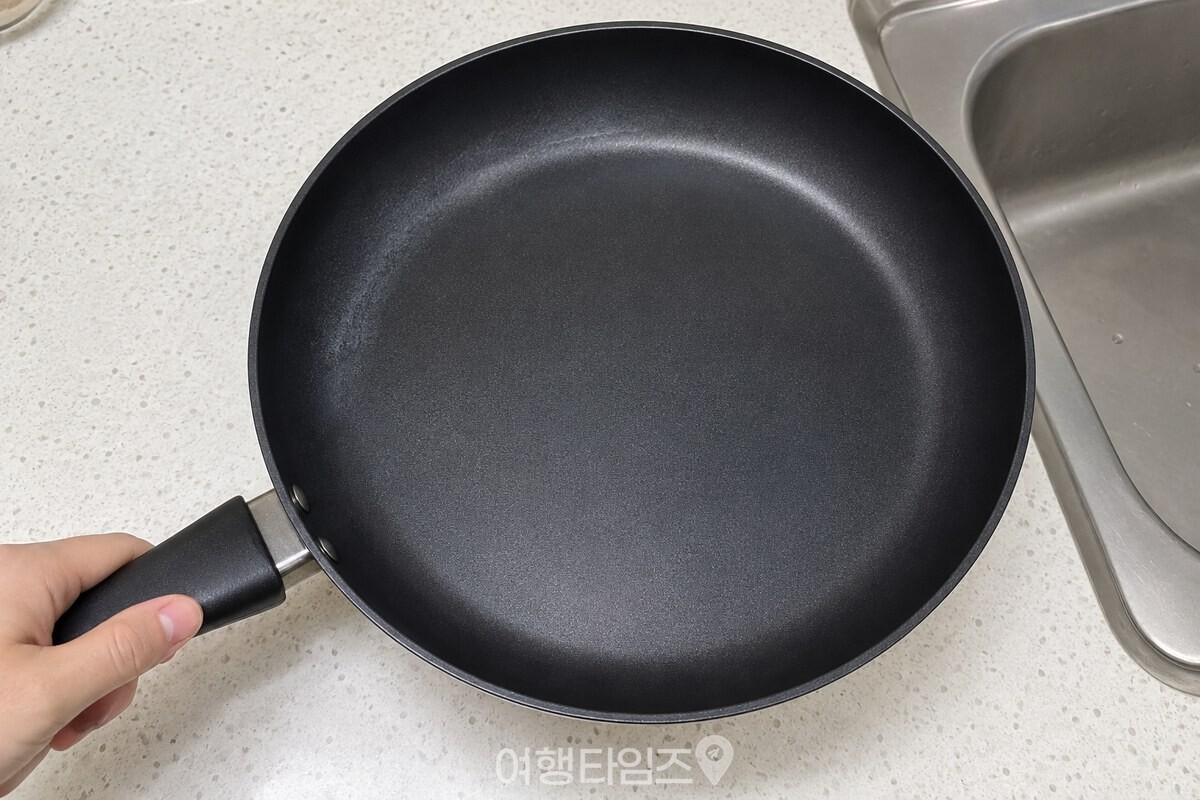 세척 뒤 팬 안쪽을 확인하는 모습 / 기사 이해를 돕기 위한 생성형 이미지