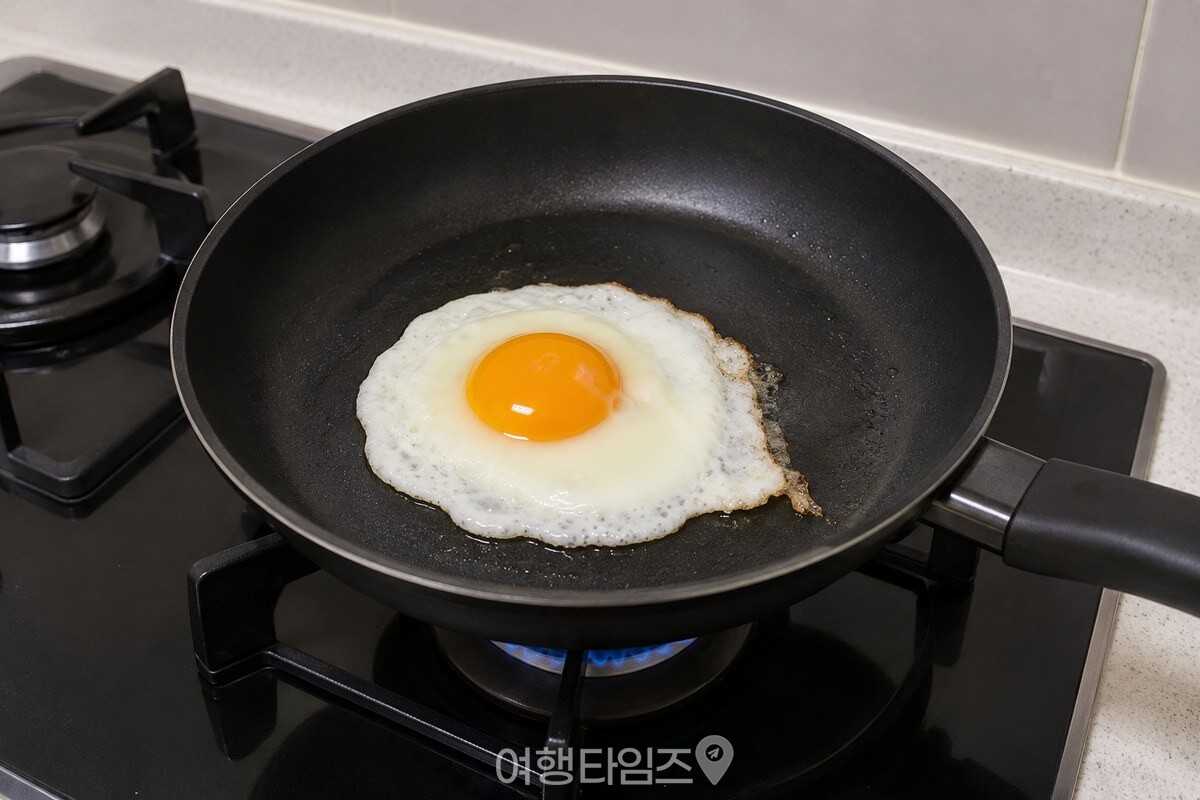 달걀 흰자 가장자리가 붙은 코팅 프라이팬 / 기사 이해를 돕기 위한 생성형 이미지