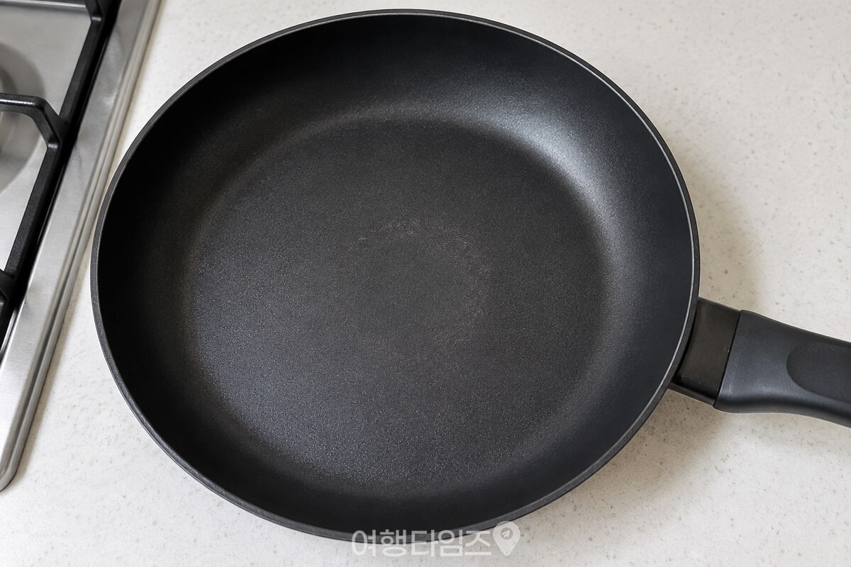 코팅 표면을 가까이에서 살핀 빈 프라이팬 / 기사 이해를 돕기 위한 생성형 이미지
