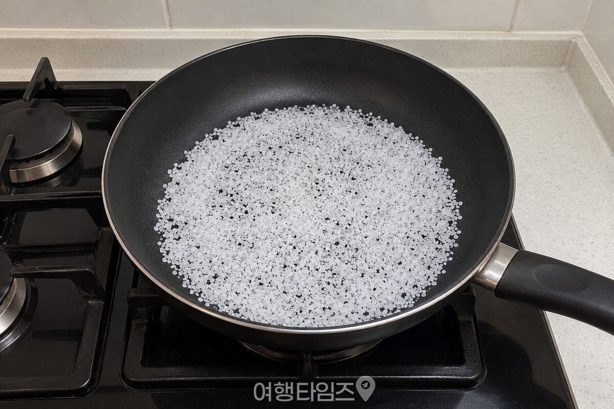 소금을 팬 바닥 전체에 고르게 펼친 모습 / 기사 이해를 돕기 위한 생성형 이미지