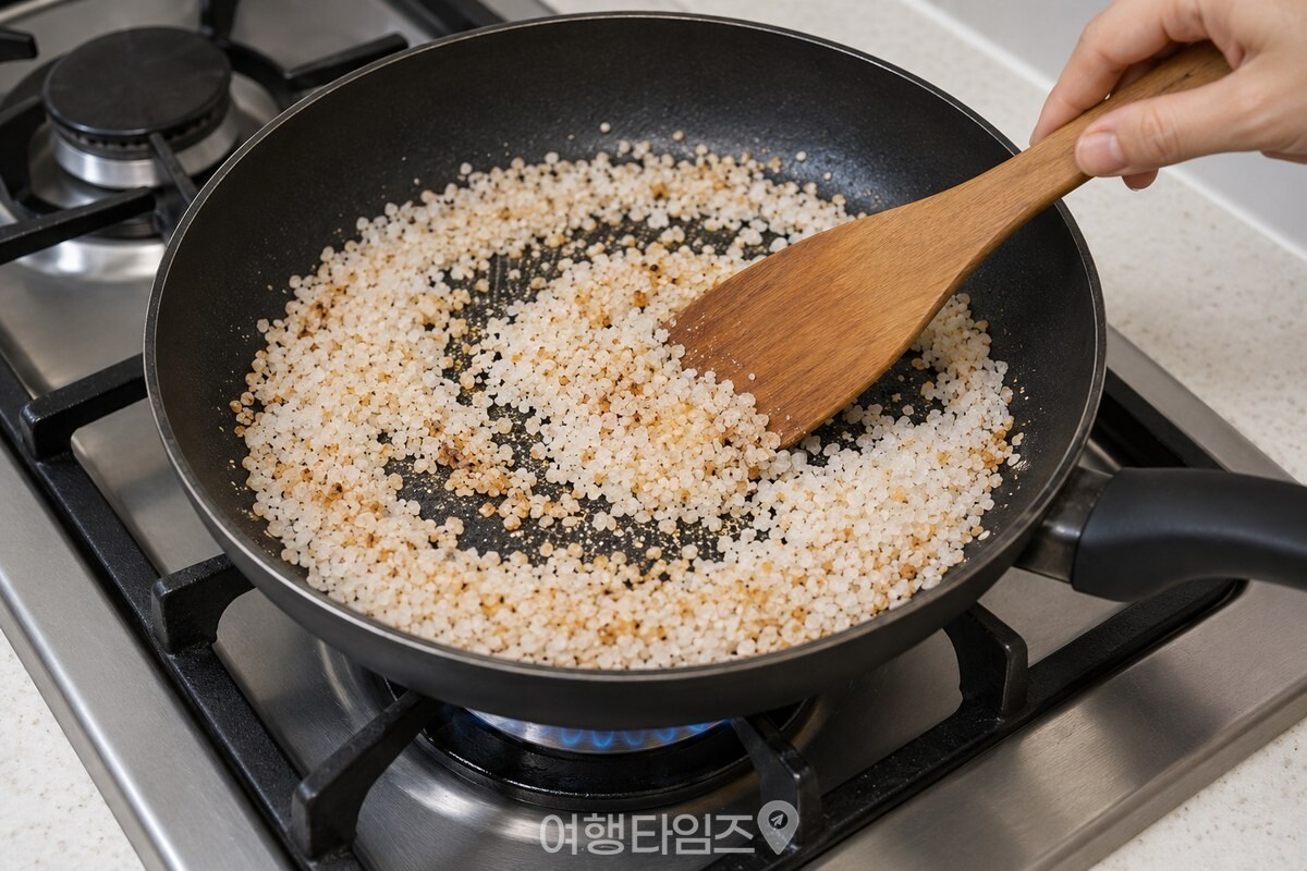 팬 바닥에서 옅은 갈색으로 변한 소금을 젓는 모습 / 기사 이해를 돕기 위한 생성형 이미지