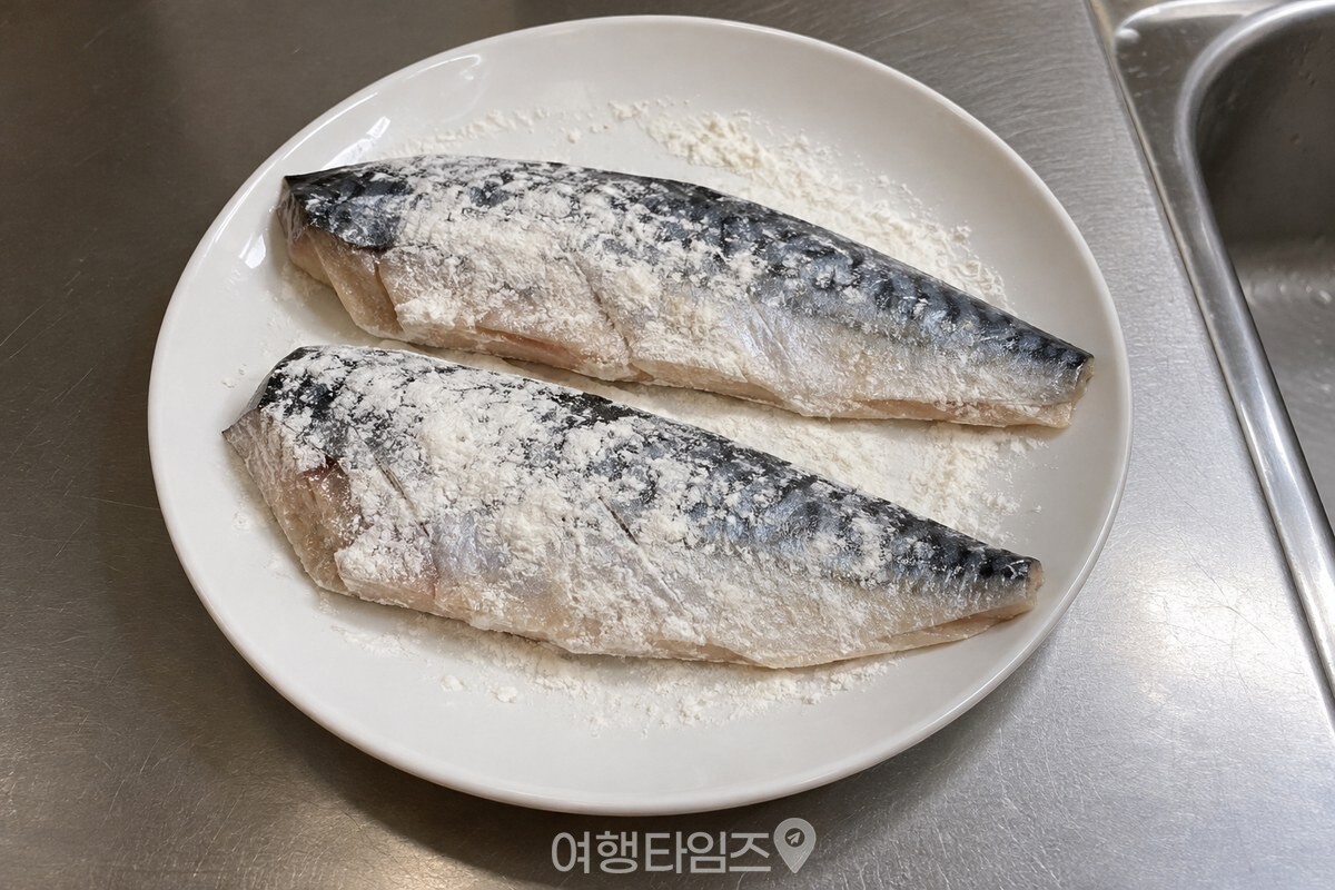밀가루를 얇게 입힌 고등어 토막 / 기사 이해를 돕기 위한 생성형 이미지